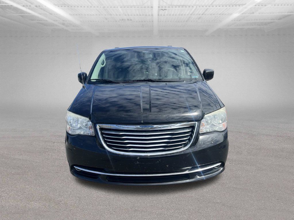 Used 2014 Chrysler Town & Country Touring FWD image 2
