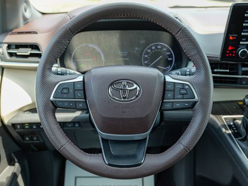 Used 2023 Toyota Sienna Platinum AWD/4WD image 44
