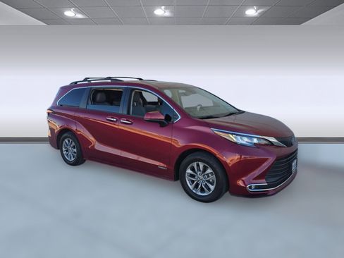 Used 2021 Toyota Sienna XLE image 5