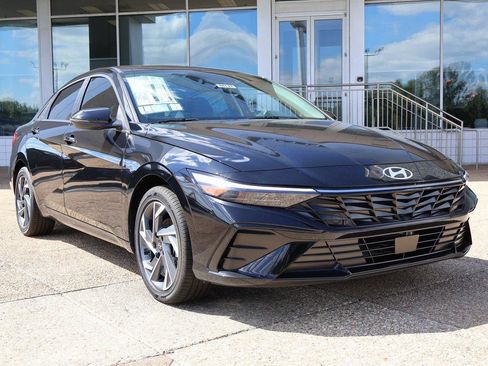 New 2025 Hyundai Elantra Limited image 7