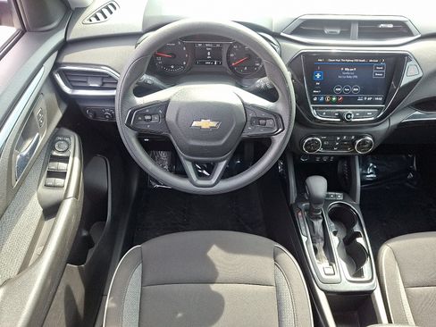 Used 2023 Chevrolet TrailBlazer LT w/ Convenience Package FWD image 11