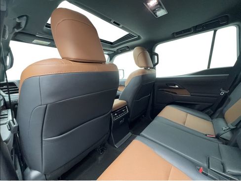 Used 2025 Lexus GX 550 w/ Cold Area Package AWD/4WD image 24