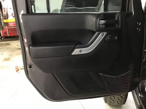 Used 2018 Jeep Wrangler Unlimited Rubicon w/ Connectivity Group AWD/4WD image 10