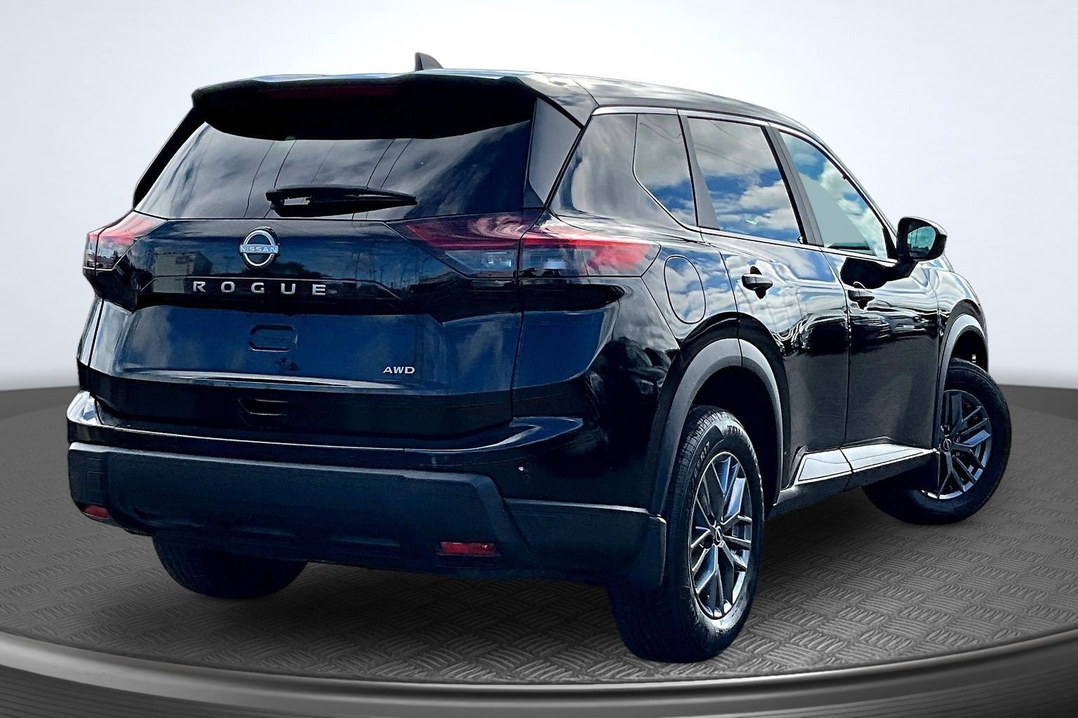Used 2025 Nissan Rogue S AWD/4WD image 5