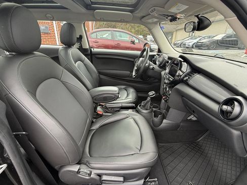 Used 2019 MINI Cooper 2-Door Hardtop w/ Signature Upholstery Package image 18
