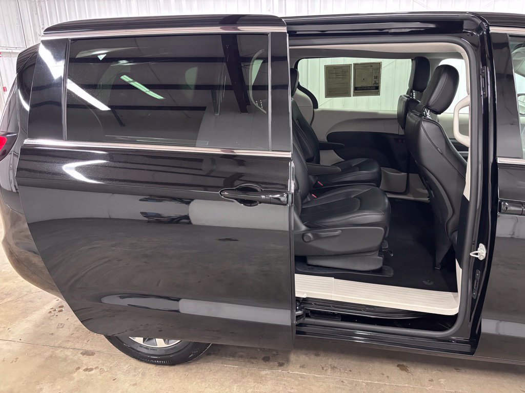 Used 2024 Chrysler Pacifica Limited FWD image 19