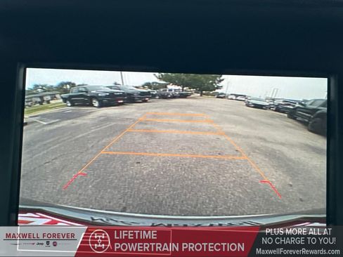 Used 2024 GMC Terrain SLE w/ Driver Convenience Package image 9