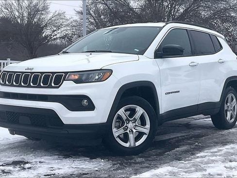 Used 2024 Jeep Compass Latitude image 2