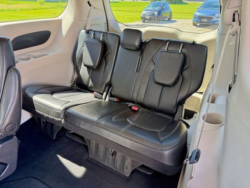 Used 2024 Chrysler Pacifica Touring-L FWD image 13