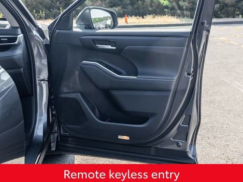 Used 2023 Toyota Highlander XLE AWD/4WD image 17