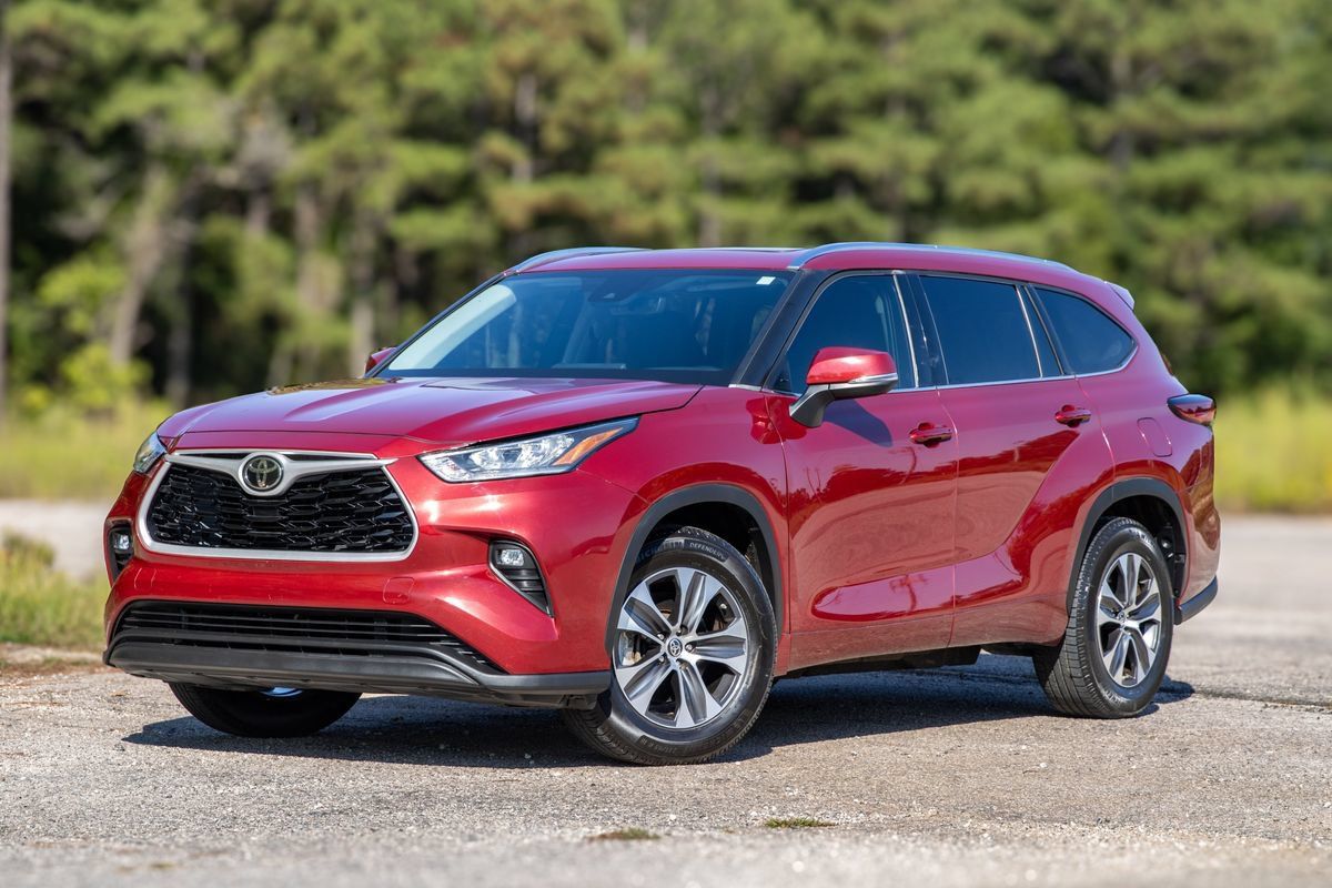 Used 2020 Toyota Highlander XLE FWD image 1
