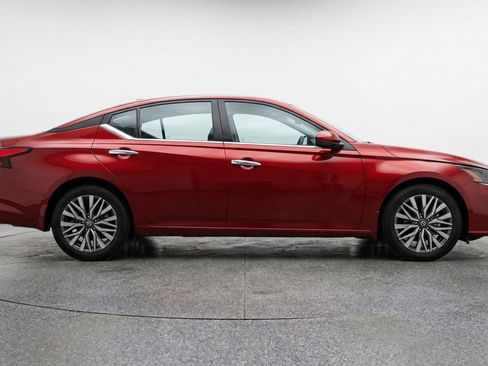 Used 2025 Nissan Altima 2.5 SV image 11