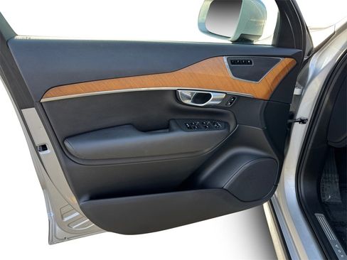 Certified 2022 Volvo XC90 T6 Momentum w/ Advanced Package image 10