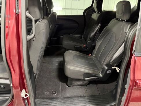 Used 2018 Chrysler Pacifica Touring Plus w/ S Appearance Package FWD image 10