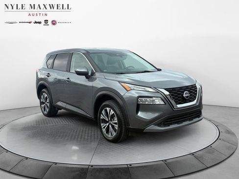 Used 2023 Nissan Rogue SV image 2