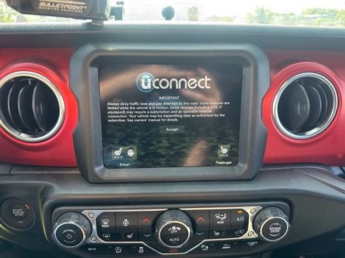 Used 2022 Jeep Wrangler Unlimited Rubicon w/ LED Lighting Group AWD/4WD image 11