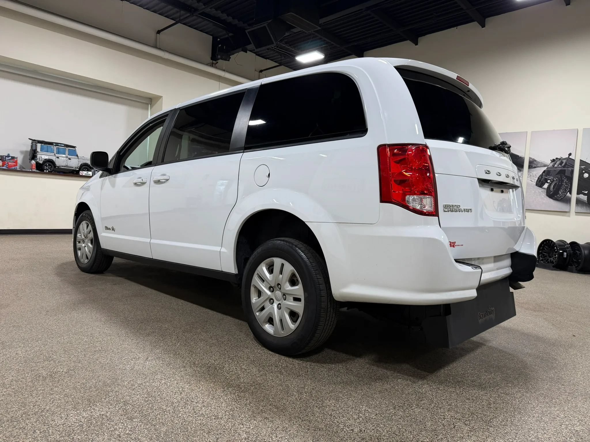 Used 2018 Dodge Grand Caravan SE FWD image 8