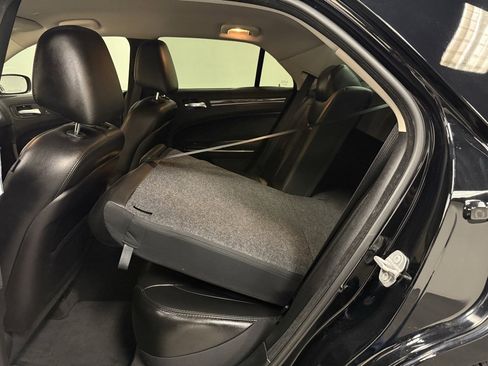 Used 2018 Chrysler 300 Touring L image 21