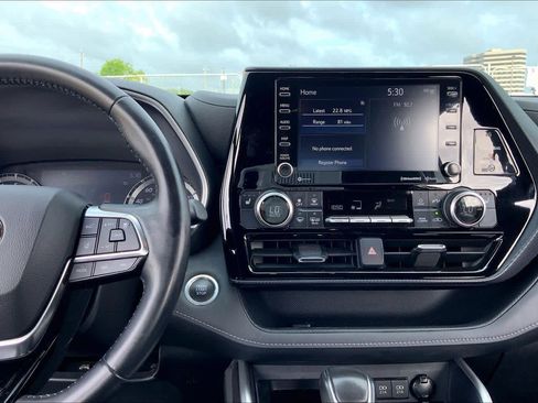 Used 2021 Toyota Highlander XSE FWD image 7