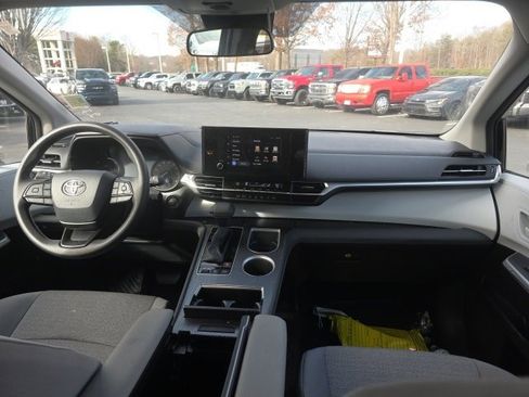Used 2025 Toyota Sienna LE image 9