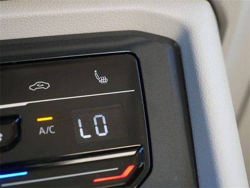 Certified 2022 Volkswagen Tiguan SE image 35