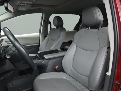 Certified 2023 Toyota Sienna XLE FWD image 33