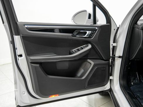 Used 2022 Porsche Macan image 38