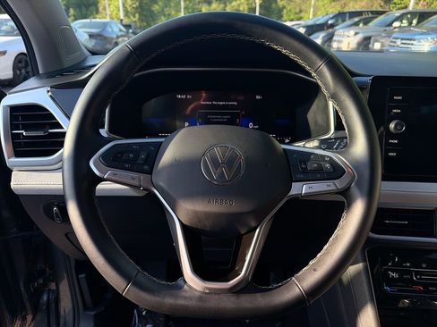 Used 2025 Volkswagen Taos SE AWD/4WD image 11