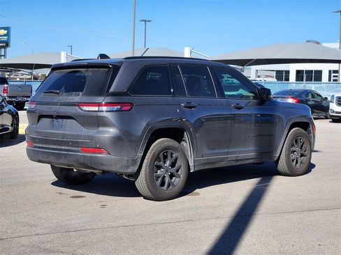 Used 2025 Jeep Grand Cherokee Altitude image 4