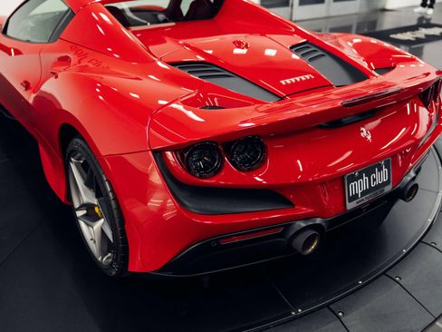 Used 2021 Ferrari F8 Spider image 16