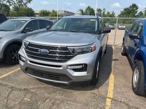 Used 2021 Ford Explorer XLT w/ Equipment Group 202A AWD/4WD image 4