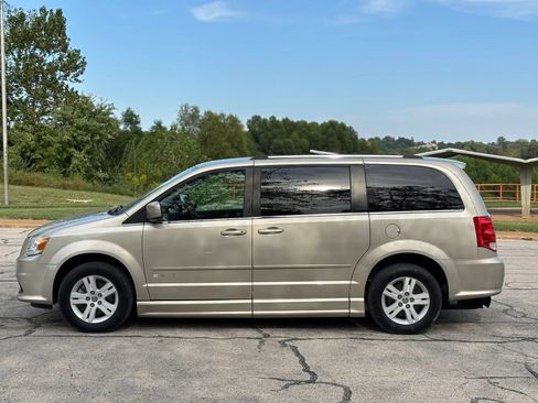 Used 2013 Dodge Grand Caravan Crew FWD image 13