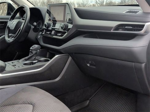 Certified 2023 Toyota Highlander LE image 27