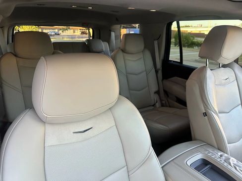 Used 2015 Cadillac Escalade Luxury image 27