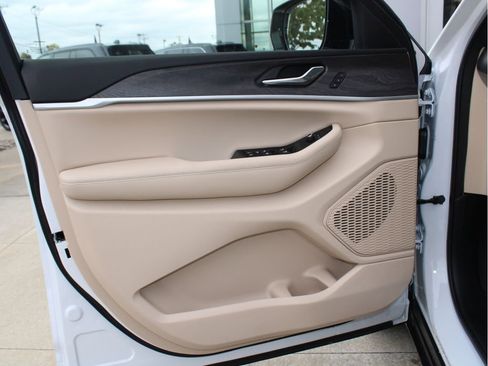 New 2025 Jeep Grand Cherokee Limited image 9