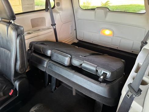 Used 2014 Chrysler Town & Country Touring FWD image 15
