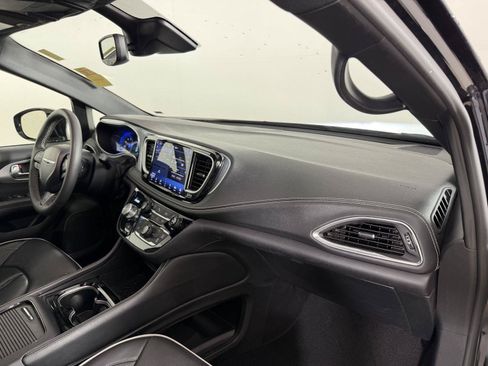 Used 2025 Chrysler Pacifica Limited FWD image 18