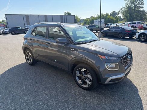 Used 2025 Hyundai Venue SEL FWD image 9