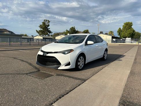 Used 2018 Toyota Corolla LE FWD image 1