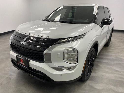 Used 2023 Mitsubishi Outlander SE Black Edition AWD/4WD image 2