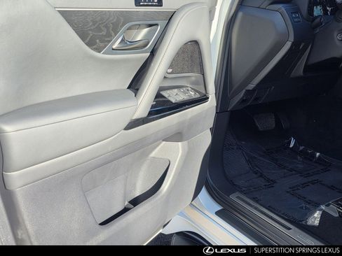 Used 2024 Lexus LX 600 4WD w/ Premium Package image 11