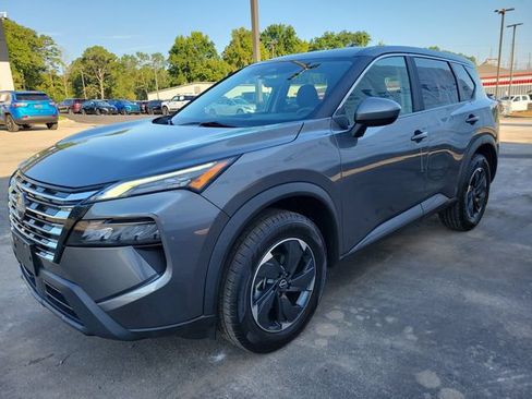 Used 2024 Nissan Rogue SV AWD/4WD image 3