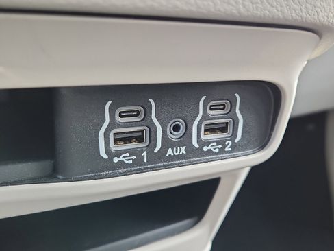 Used 2024 Chrysler Pacifica Touring-L FWD image 25