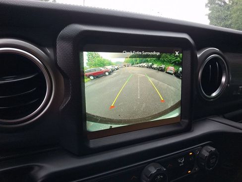 Used 2022 Jeep Wrangler Unlimited Sahara AWD/4WD image 18