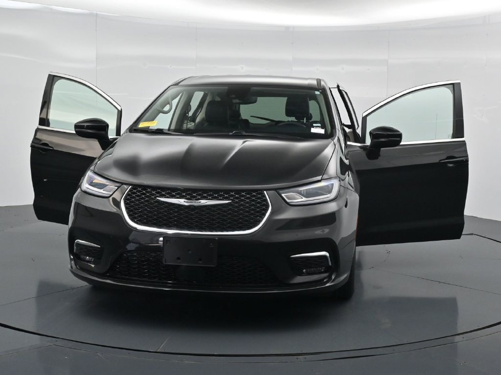 Used 2023 Chrysler Pacifica Touring-L FWD image 26