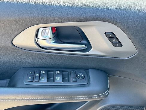 Used 2025 Chrysler Pacifica Select FWD image 17