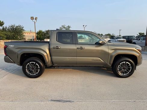 Used 2025 Toyota Tacoma TRD Sport w/ TRD Sport Premium Package AWD/4WD image 7