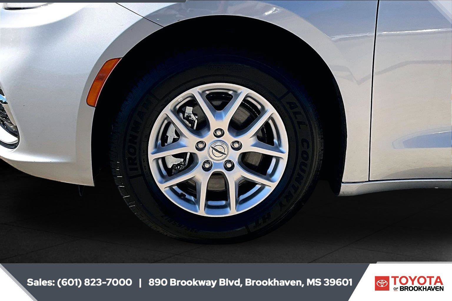 Used 2024 Chrysler Pacifica Touring-L FWD image 7