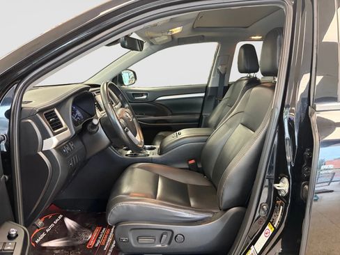 Used 2019 Toyota Highlander XLE AWD/4WD image 12