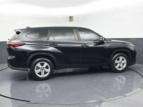 Used 2023 Toyota Highlander LE FWD image 3